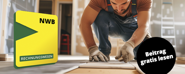 Fliesenleger bei der Arbeit