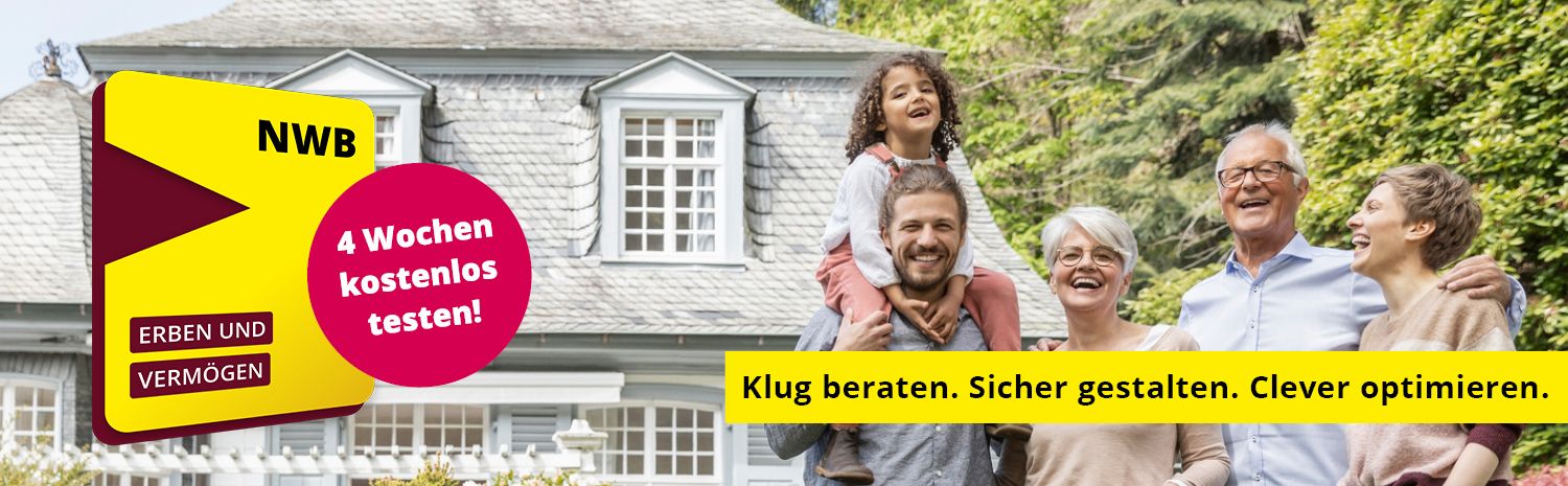 Mehrgenerationen-Familie vor Immobilie