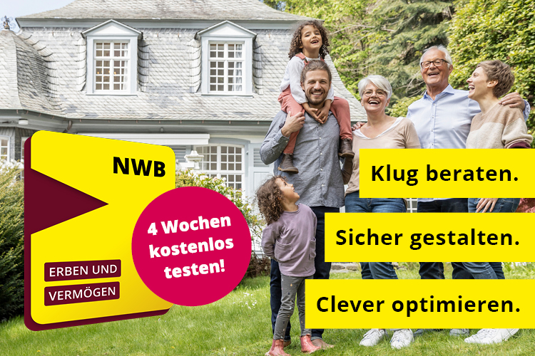 Mehrgenerationen-Familie vor Immobilie